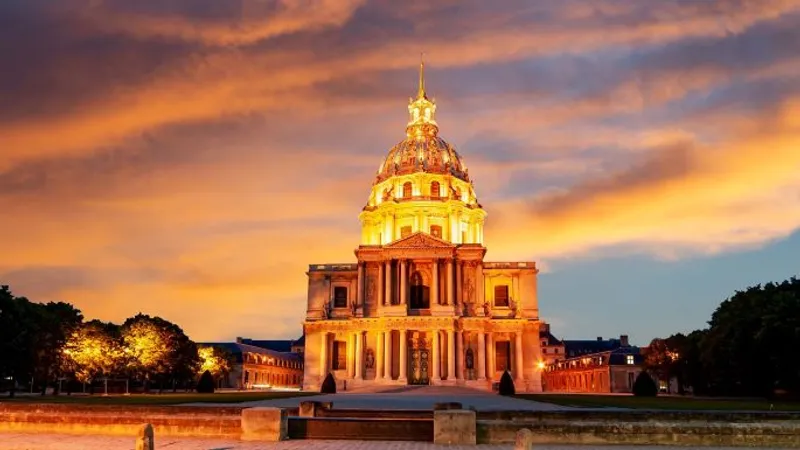 Le Dôme des Invalides illuminé par AURA, à 2 minutes du Café Max