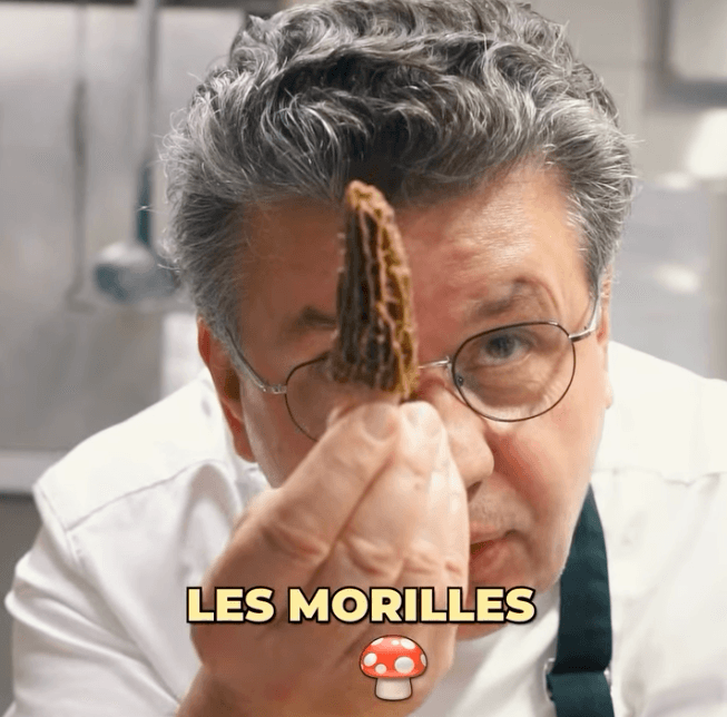 Le Chef Frédéric Vardon prépare les morilles au vin jaune, ardoise d'avril 2026 au Café Max