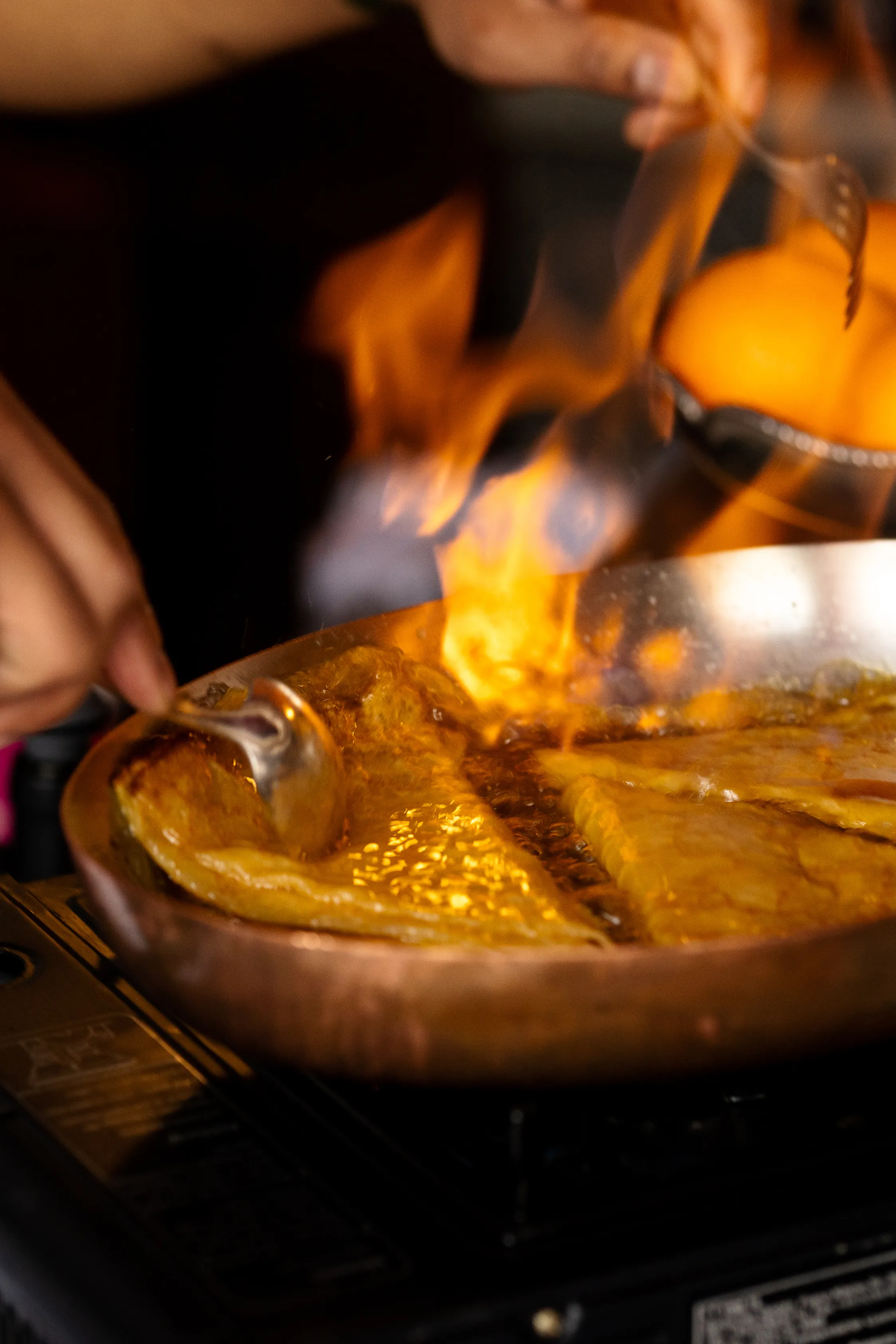 Crêpes Suzette flambées au comptoir du Café Max, ambiance festive