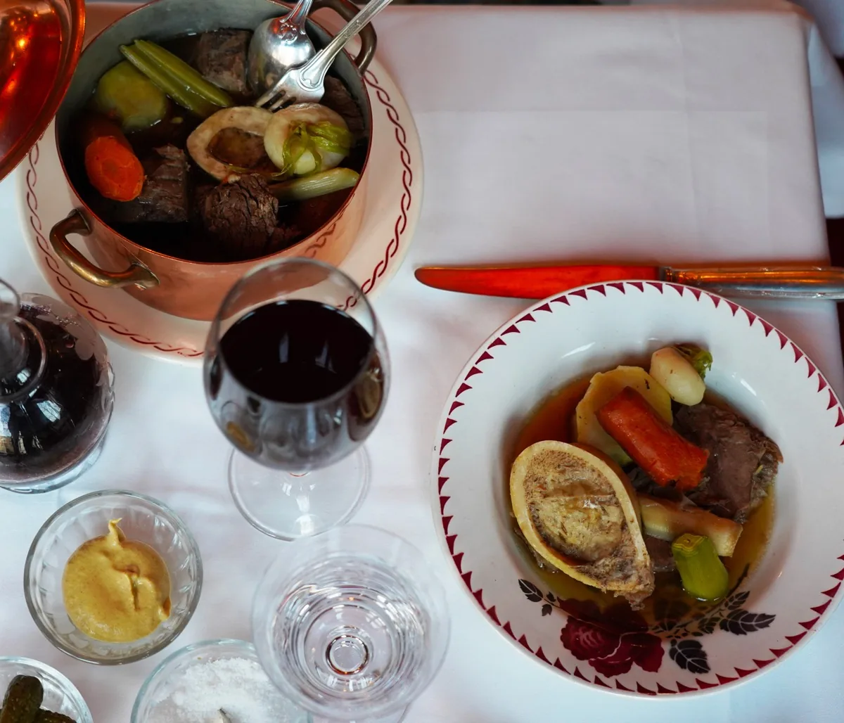 Pot-au-feu traditionnel servi en cocotte